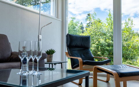Saarland: Meubles, Table, Propriété, Plante, Bleu, Bois, Design Intérieur, Chaise, Confort, Ombre