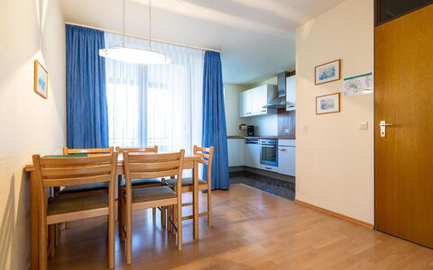 Immenstaad 230: Meubles, Propriété, Fenêtre, Bois, Design Intérieur, Sol, Sol, Rideau, Ombre