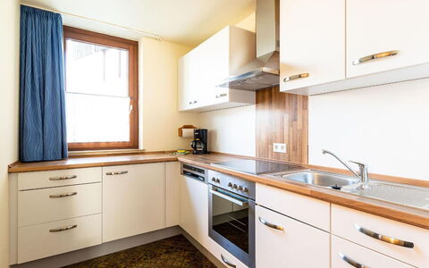 Immenstaad 230: Comptoir, Cabinetry, Evier, Bâtiment, Fenêtre, Évier, Cuisine, Bleu, Tiroir, Cuisinière