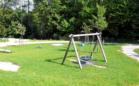 Siegsdorf 100: Plante, Arbre, Mobilier De Jardin, Chaise, Ombre, Herbe, Loisir, Des Loisirs, Prairie, Équipement Extérieur Play