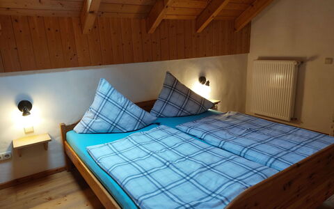 Waldhaus: Bâtiment, Meubles, Confort, Fenêtre, Bois, Cadre De Lit, Maison, Textile, Design Intérieur, Sol