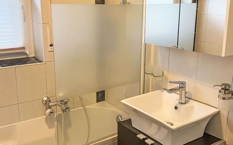 Panorama: Salle De Bains, Luminaire Plomberie, Design Intérieur, Sol, Lavabo, Évier, Sol, Robinet, Plomberie, Miroir