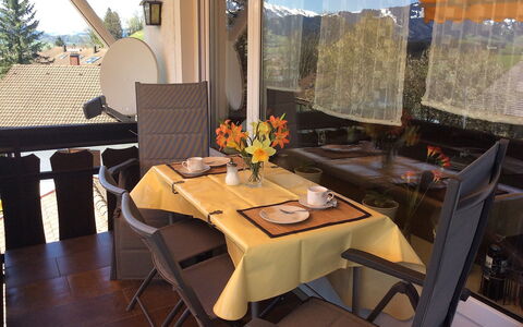 Panorama: Propriété, Pièce, Table, Meubles, Jaune, Design Intérieur, Tableau De Plein Air, Table Cuisine Et Salle A Manger, Restaurant, Patio