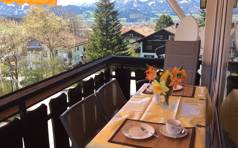 Panorama: Propriété, Restaurant, Pièce, Immobilier, Bâtiment, Balcon, Design Intérieur, Table, Maison, Domicile