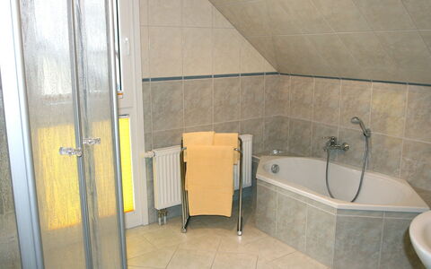 Lemke: Propriété, Salle De Bains, Tuile, Pièce, Mur, Sol, Architecture, Design Intérieur, Luminaire Plomberie, Verre