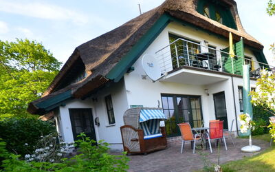 Groß Zicker 100: Plante, Bâtiment, Ciel, Propriété, Fenêtre, Maison, Arbre, Chalet, Nuage, Lot Terre