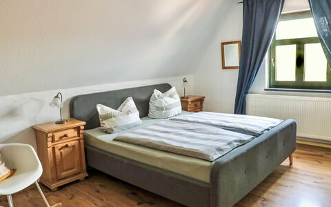 Dargun 100: Lit, Chambre, Literie, Drap De Lit, Design Intérieur, Meubles, Cadre De Lit, Sol, Sol, Pièce