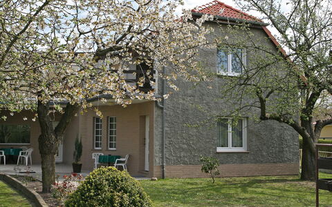 Zerna: Maison, Domicile, Propriété, Zone Résidentielle, Bâtiment, Arbre, Architecture, Immobilier, Printemps, Biens