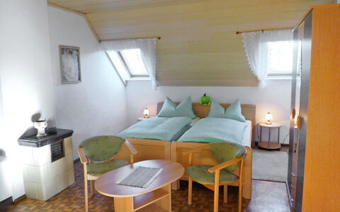 Zerna: Pièce, Meubles, Propriété, Bâtiment, Lit, Chambre, Design Intérieur, Maison, Table, Grenier