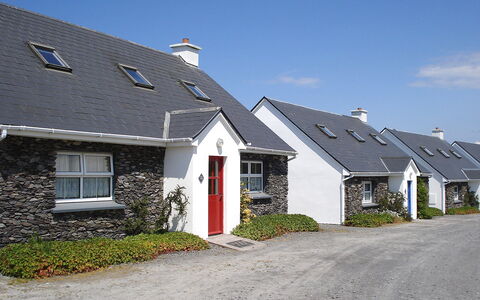 Portmagee Knightstown 100: Plante, Bâtiment, Ciel, Fenêtre, Nuage, Maison, Pente, Lot Terre, Porte