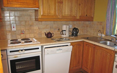 Portmagee Knightstown 100: Marron, Evier, Cabinetry, Comptoir, Propriété, Évier, Bâtiment, Blanc, Appareil De Cuisine, Cuisine