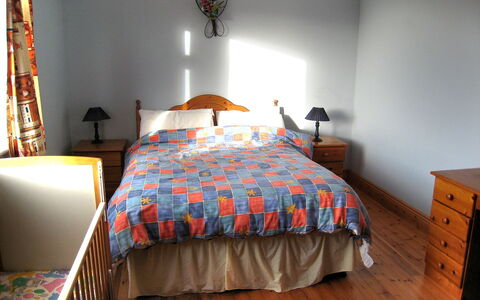 Glenvale Cottage: Chambre, Lit, Meubles, Pièce, Drap De Lit, Literie, Cadre De Lit, Propriété, Sol, Design Intérieur