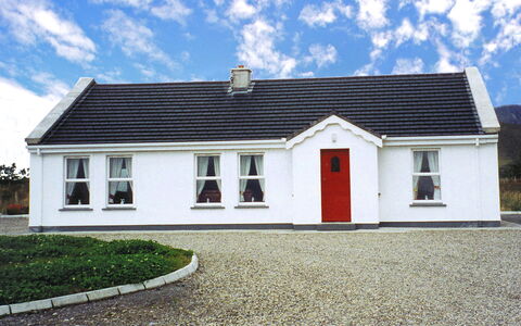 Glenvale Cottage: Nuage, Ciel, Plante, Propriété, Bâtiment, Fenêtre, Porte, Maison, Lot Terre, Asphalte