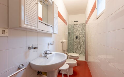 Bagnolo: Sol, Luminaire Plomberie, Sol, Salle De Bains, Design Intérieur, Lavabo, Plomberie, Évier, Toilette, Plafond