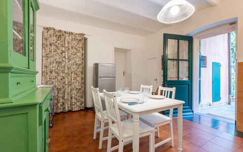 Bagnolo: Meubles, Sol, Design Intérieur, Table, Plafond, Sol, Chaise, Table Cuisine Et Salle A Manger, Salle À Manger, Pièce