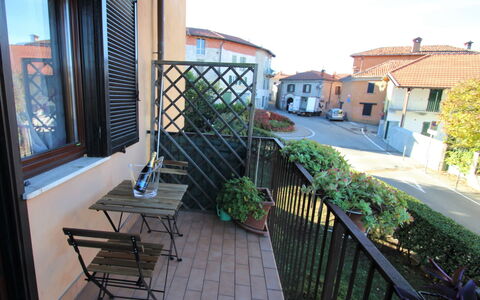 Porto Valtravaglia 115: Plante, Propriété, Meubles, Bâtiment, Fenêtre, Ciel, Pot De Fleur, Chaise, Table, Plante D'Appartement