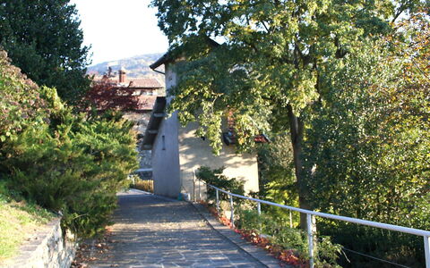 Il Roccolo: Passerelle, Arbre, Voie, Feuille, Ville, Route, Mur, Surface De La Route, Zone Résidentielle, Quartier