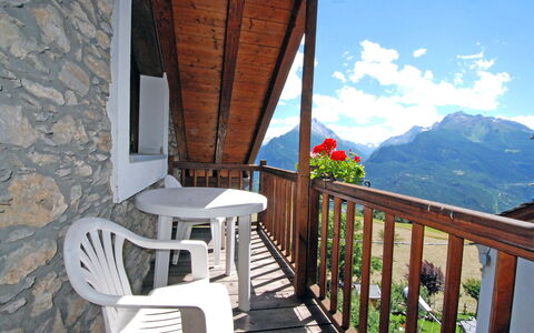 St Nicolas 100: Propriété, Balcon, Maison, Porche, Pièce, Balustrade, Bâtiment, Immobilier, Chalet, Vacances