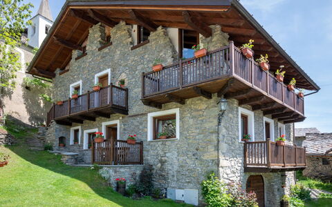 Ville sur Sarre: Plante, Ciel, Propriété, Fenêtre, Bâtiment, Maison, Arbre, Chalet, Bois, Zone Résidentielle