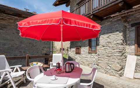 Remondet 20: Meubles, Propriété, Table, Chaise, Parapluie, Bâtiment, Ciel, Ombre, Fenêtre, Mobilier De Jardin