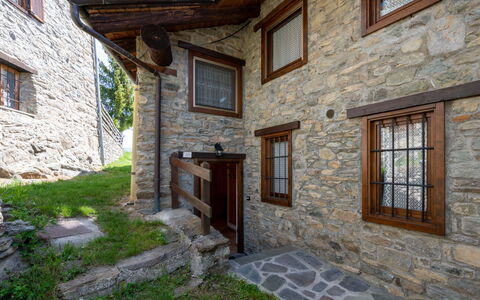 Remondet 20: Bâtiment, Plante, Fenêtre, Propriété, Brickwork, Brique, Porte, Bois, Sol