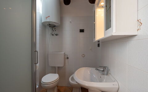 Remondet 20: Robinet, Luminaire Plomberie, Évier, Lavabo, Miroir, Propriété, Blanc, Bâtiment, Salle De Bains, Violet