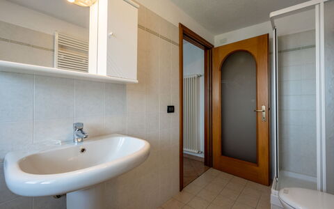 Conclonaz: Miroir, Propriété, Luminaire Plomberie, Robinet, Évier, Lavabo, Salle De Bains, Bois, Bâtiment