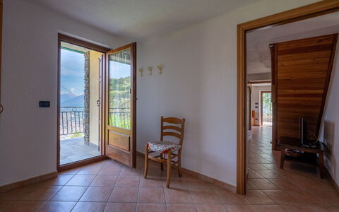 Conclonaz: Bâtiment, Bois, Salle, Sol, Ombre, Sol, Porte, Salon, Dur