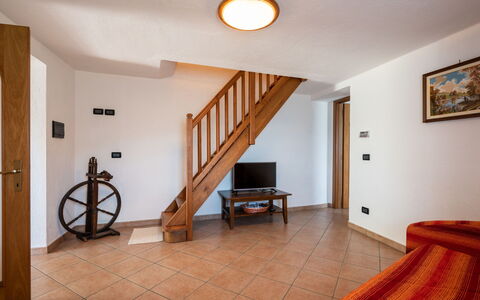 Conclonaz: Bois, Bâtiment, Fenêtre, Design Intérieur, Confort, Sol, Sol, Cadre, Tache De Bois, Mur