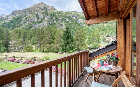 Chez les Roset: Plante, Ciel, Bâtiment, Propriété, Nuage, Arbre, Montagne, Porche, Bois, Clôture