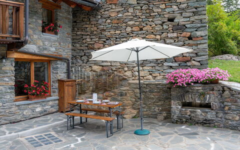 Chez les Roset: Plante, Bâtiment, Fleur, Propriété, Pot De Fleur, Fenêtre, Maison, Sol, Bois, Table
