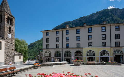 Courmayeur 100: Ciel, Montagne, Plante, Communauté Des Plantes, Arbre, Environnement Naturel, Mélèze, Paysage Naturel, Montagnes, Pente