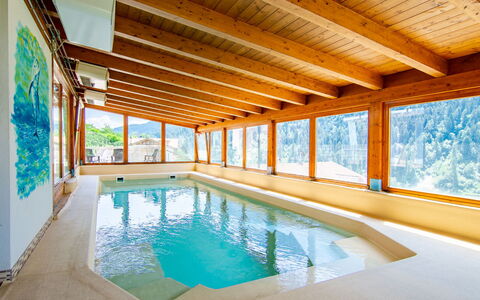 Malè 200: L'Eau, Propriété, Bâtiment, Piscine, Ombre, Design Intérieur, Sol, Bois, Loisir, Maison