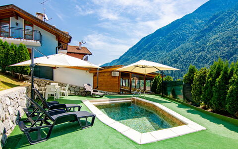 Malè 200: Ciel, Nuage, Bâtiment, Plante, Vert, Piscine, Paysage Naturel, Fenêtre, Mobilier De Jardin, Loisir