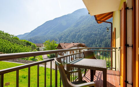 Malè 200: Ciel, Propriété, Bâtiment, Bois, Arbre, Design Intérieur, Montagne, Clôture, Plante, Porche