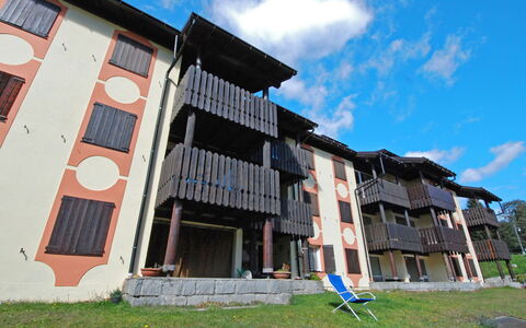 Madonna di Campiglio 1: Bâtiment, Façade, Immobilier, Lot Terre, Maison, Mobilier De Jardin, Domicile, Pelouse, Porte, Cour