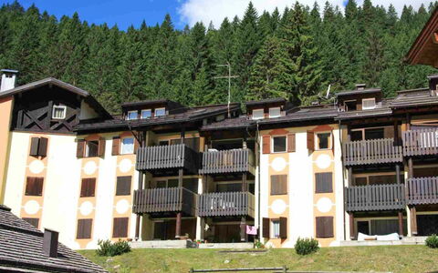Madonna di Campiglio 1: Plante, Bâtiment, Fenêtre, Nuage, Ciel, Arbre, Maison, Lot Terre, Design Urbain, Biome
