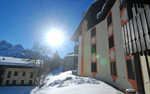 Madonna di Campiglio 1: L'Hiver, Gelé, Bâtiment, Pente, Maison, Neige, Lumière Du Soleil, Domicile, Toit, Chaîne De Montagnes