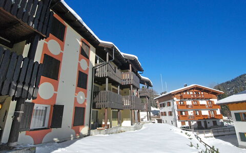 Madonna di Campiglio 1: Ciel, Bâtiment, Fenêtre, Design Urbain, Maison, Zone Résidentielle, Neige, Pente, Loisir