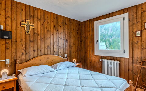Madonna di Campiglio 1: Bois, Domicile, Tache De Bois, Dur, Chalet, Chambre, Cabane En Rondins, Planche, Literie, Lit