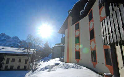 Madonna di Campiglio 1: L'Hiver, Gelé, Bâtiment, Pente, Maison, Neige, Lumière Du Soleil, Domicile, Toit, Chaîne De Montagnes