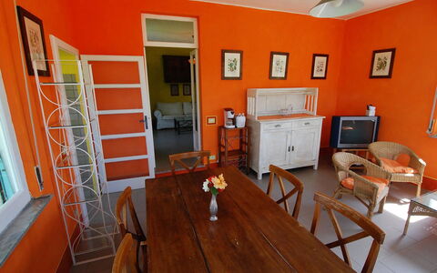 Busani: Pièce, Propriété, Bâtiment, Meubles, Orange, Salle À Manger, Dur, Design Intérieur, Parquet, Sol
