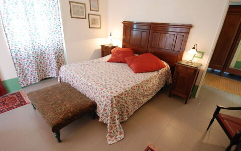 Busani: Chambre, Meubles, Lit, Pièce, Drap De Lit, Cadre De Lit, Literie, Propriété, Sol, Design Intérieur