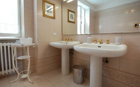 Busani: Salle De Bains, Propriété, Pièce, Design Intérieur, Robinet, Lavabo, Luminaire Plomberie, Mur, Évier, Sol