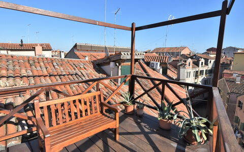 Fondamenta del Rielo: Bâtiment, Plante, Propriété, Fenêtre, Lot Terre, Design Urbain, Paysage, Quartier, Herbe, Loisir