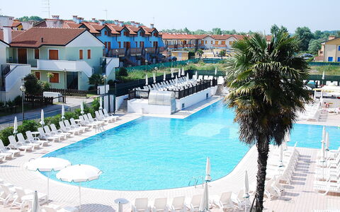 Rosolina Mare 300: L'Eau, Propriété, Ciel, Bâtiment, Plante, Bleu Azur, Piscine, Arbre, Design Urbain, Fenêtre