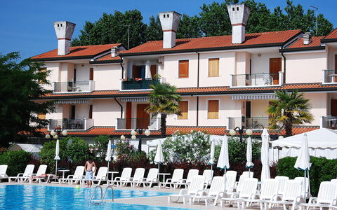 Rosolina Mare 300: L'Eau, Bâtiment, Ciel, Propriété, Fenêtre, Arbre, Maison, Plante, Design Urbain, Piscine