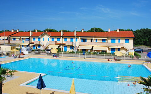 Rosolina Mare 350: L'Eau, Plante, Ciel, Bâtiment, Piscine, Fenêtre, Arbre, Chaise, Loisir, Condominium