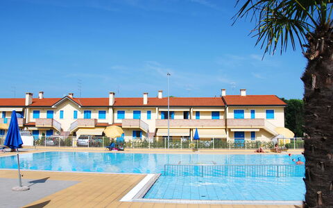 Rosolina Mare 350: L'Eau, Ciel, Bâtiment, Propriété, Fenêtre, Piscine, Nuage, Plante, Bleu, Arbre