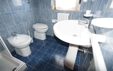San Benedetto del Tronto 140: Salle De Bains, Propriété, Tuile, Toilette, Pièce, Sol, Architecture, Siège De Toilette, Luminaire Plomberie, Violet
